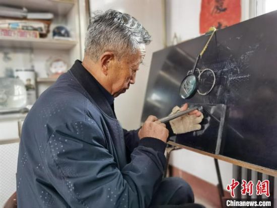 圖為陶世清在創(chuàng)作中?！钅?攝