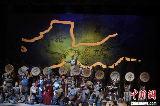 作為隴劇“梅花”，雷通霞在《大禹治水》中甘當(dāng)“綠葉”，該劇推出后，反響十分熱烈。(資料圖) 楊艷敏 攝