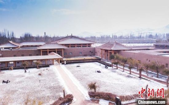 圖為雪落大漠古堡——敦煌山莊?！⊥醣筱y 攝