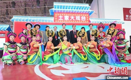 11月26日，“甘肅團(tuán)”在首屆中國(武漢)文化旅游博覽會展區(qū)的“土家大戲臺”，與“湖北團(tuán)”互訪交流。　甘肅省文化和旅游廳供圖