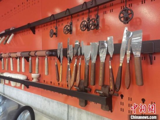 圖為徐晉林制作雕版敦煌壁畫所用工具?！￠Z姣 攝