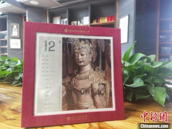 圖為徐晉林制作的敦煌題材的手工書《走進沙漠敦煌——莫高窟與藏書票藝術(shù)》，深受讀者喜愛?！￠Z姣 攝