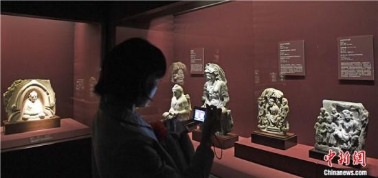 2018年8月，《平山郁夫的絲路世界——平山郁夫絲綢之路美術(shù)館文物展》在甘肅敦煌莫高窟開(kāi)展。中新社記者 楊艷敏 攝