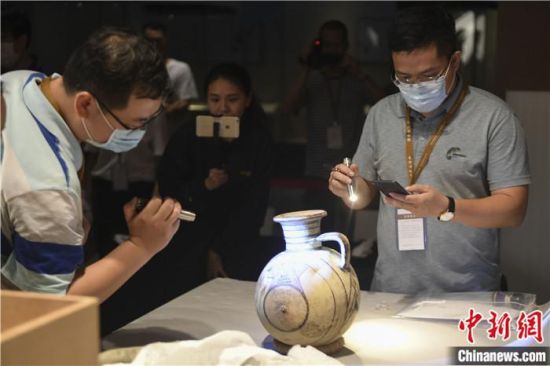 2020年6月，在長(zhǎng)沙博物館舉行“從地中海到中國(guó)：絲路寶藏——平山郁夫絲綢之路美術(shù)館藏文物展”前，專(zhuān)家開(kāi)箱鑒定文物。中新社記者 楊華峰 攝
