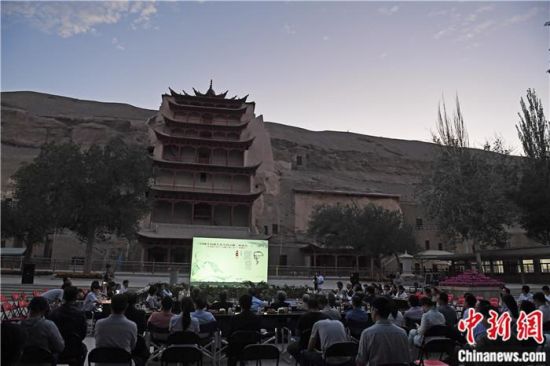 2018年8月，在敦煌莫高窟標(biāo)志性建筑“九層樓”前，《回顧平山郁夫先生的貢獻(xiàn)》座談會(huì)舉行。來(lái)自中日兩國(guó)的專(zhuān)家、學(xué)者共同懷念這位情系敦煌數(shù)十載的繪畫(huà)巨匠、中日友好的文化使者、世界文化遺產(chǎn)的守護(hù)者。中新社記者 楊艷敏 攝
