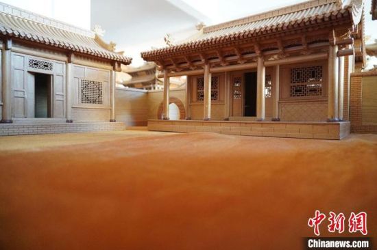 圖為微縮建筑蘭州四合院內(nèi)部結(jié)構(gòu)?！【琶赖┰?　攝