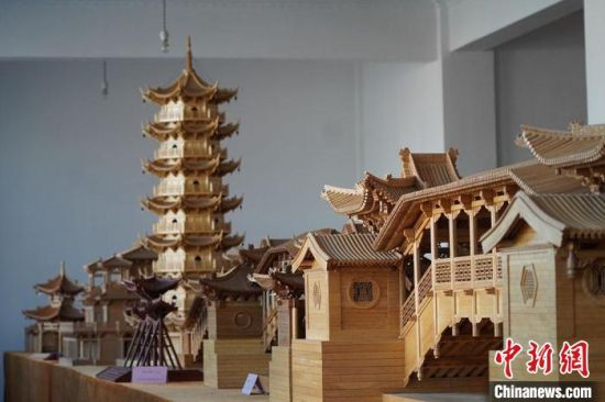 圖為古建筑模型制作技藝傳習(xí)所展廳內(nèi)的微縮古建筑作品?！【琶赖┰?　攝