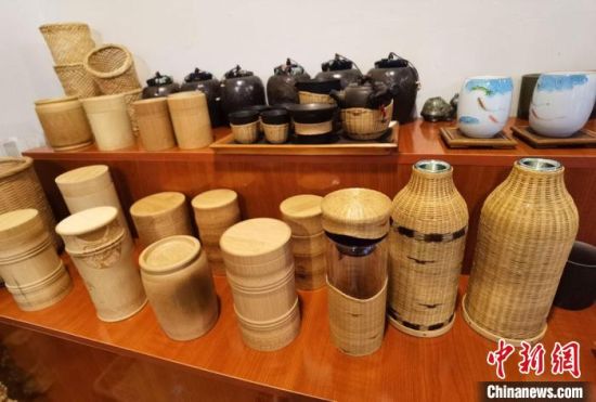 圖為展陳的一件件精致可愛的竹編農(nóng)具工藝品。　馮志軍 攝