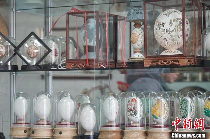 圖為吳義澤收藏柜內的蛋雕作品?！【琶赖ぴ?攝