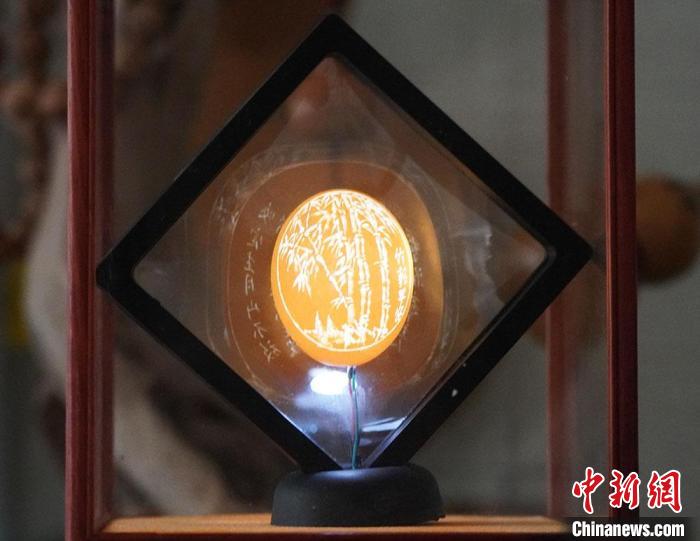圖為吳義澤新包裝給蛋雕呈現(xiàn)立體感?！【琶赖ぴ?攝