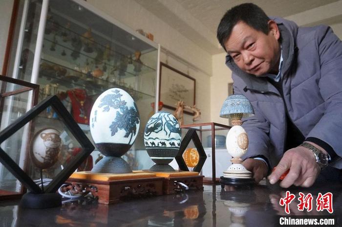 圖為吳義澤展示的最新創(chuàng)作的蛋雕作品?！【琶赖ぴ?攝