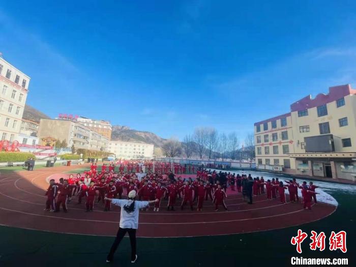 圖為街舞老師教授藏族學(xué)子跳街舞?！￡惿菩?攝