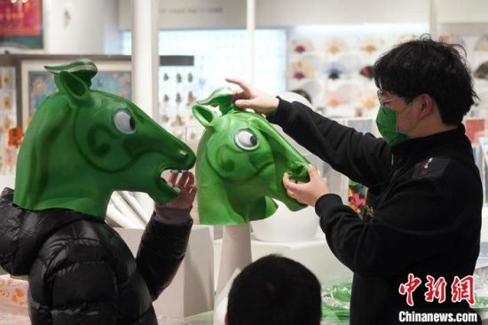 圖為“神馬來了”銅奔馬頭套?！【琶赖┰?攝