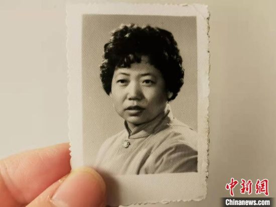 圖為20世紀(jì)80年代，蘭州照相館拍攝的人物肖像照，如今仍然有很多人選擇拍攝這樣的照片留作紀(jì)念?！⊥跄劣?攝