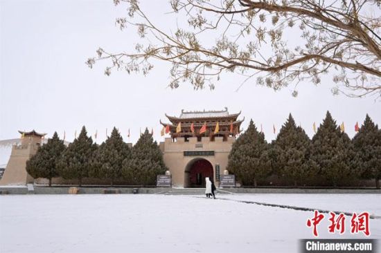 圖為2月17日，游人在鳴沙山月牙泉景區(qū)內(nèi)體驗(yàn)大漠雪景?！《鼗褪形穆镁止﹫D