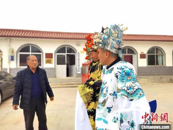 圖為69歲的“苦水高高蹺”國家級傳承人巨海全(左一)，叮囑徒弟們高高蹺練習(xí)技巧要領(lǐng)。　閆姣 攝