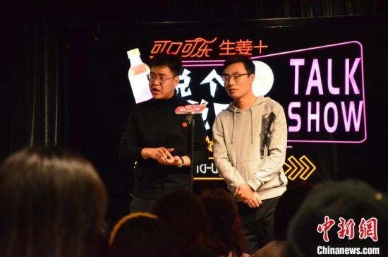 圖為脫口秀演員搭檔表演?！钅?攝