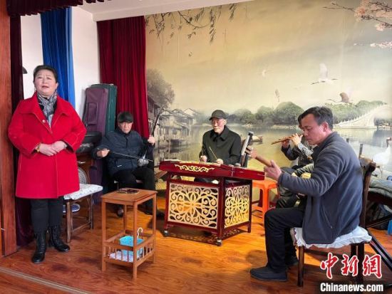 圖為蘭州鼓子表演者王常玉登臺(tái)演唱，她是這項(xiàng)入列國(guó)家級(jí)非物質(zhì)文化遺產(chǎn)的曲藝表演者中，為數(shù)不多的女演員?！堨下?攝