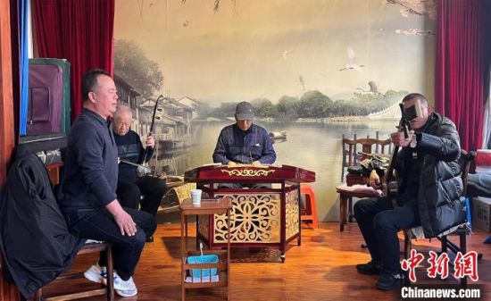 圖為蘭州鼓子愛好者在傳習(xí)所內(nèi)互相搭檔上臺(tái)演出?！堨下?攝