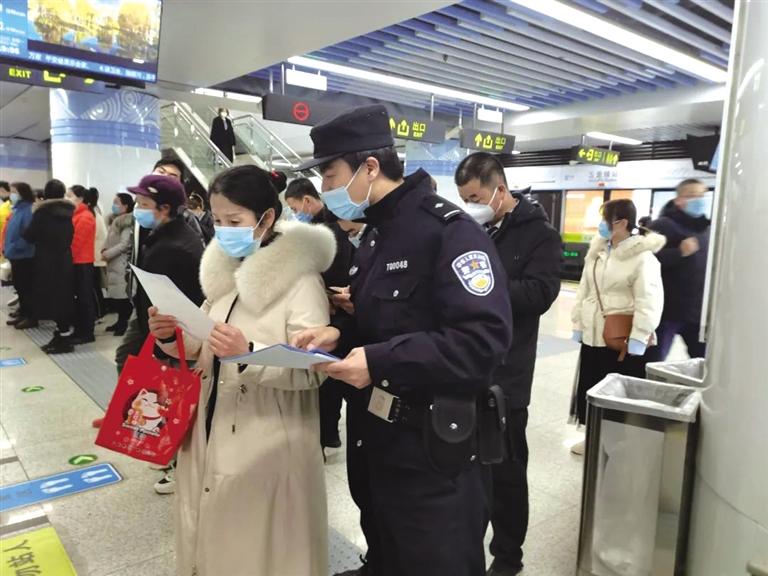 講解詐騙套路 普及“斷卡”常識(shí) 蘭州城關(guān)公安分局、交通治安分局聯(lián)合反詐宣傳進(jìn)地鐵