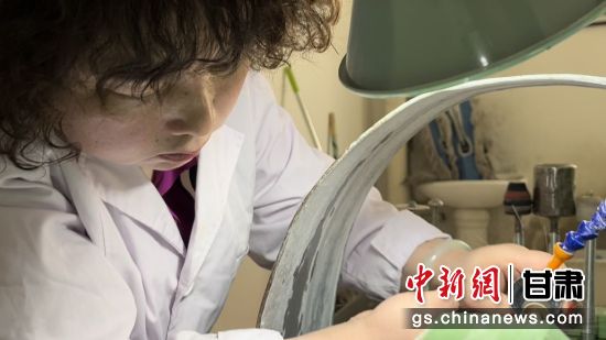 夜光杯制作學徒謝小琴坦言，雖工作枯燥，但是能夠掌握國家級非遺技藝是很自豪的。王牧雨 攝