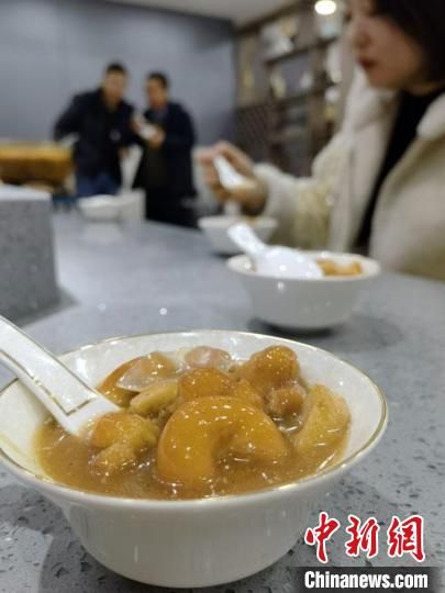 圖為酒泉美食“糊鍋”?！∫蟠河?攝