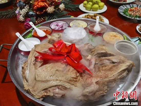 圖為酒泉美食“漢蒸全羊”?！●T志軍 攝