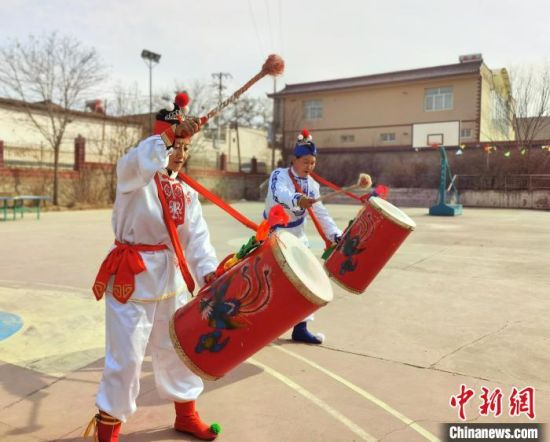 圖為劉玉均(右一)身穿青花服與隊(duì)員一起練習(xí)動(dòng)作?！堟?攝