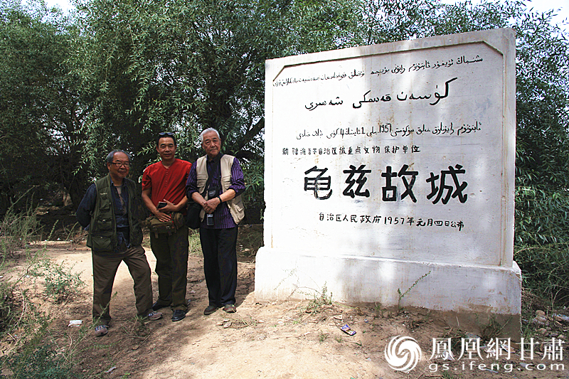 庫(kù)車(chē)是古代龜茲語(yǔ)，意為“龜茲人的城”，乃絲綢之路重鎮(zhèn)。2016年，蘇朗（右）、文巖（左）等藝術(shù)家前往庫(kù)車(chē)龜茲故城遺址采風(fēng)。楊文遠(yuǎn) 攝