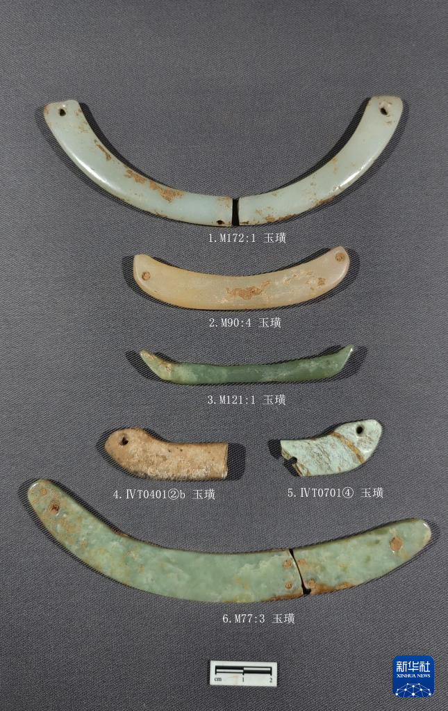 河南南陽市黃山新石器時(shí)代遺址出土的屈家?guī)X文化玉璜（資料圖）。