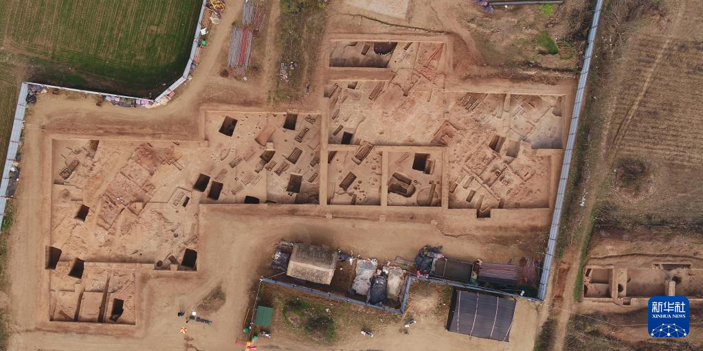 河南南陽市黃山新石器時(shí)代遺址山頂臺探方（資料圖）。