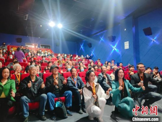 《浴血誓言》主創(chuàng)團(tuán)隊(duì)與到場(chǎng)的紅軍后代合影?！￡愡x斌 攝