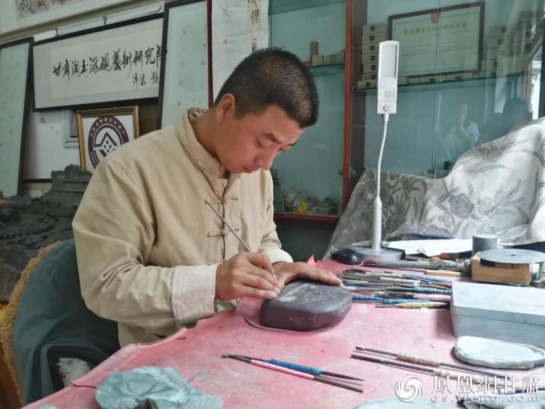 洮硯制作技藝第六代傳人、國家藝術(shù)基金資助青年藝術(shù)家、正高級洮硯雕刻藝術(shù)師李江平十年如一日專注于洮硯制作 圖源自網(wǎng)絡(luò)
