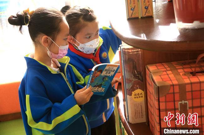 4月23日，不少民眾走進(jìn)書(shū)局閱讀圖書(shū)，品味書(shū)香，學(xué)習(xí)敦煌文化，享受讀書(shū)快樂(lè)?！↑S燕 攝