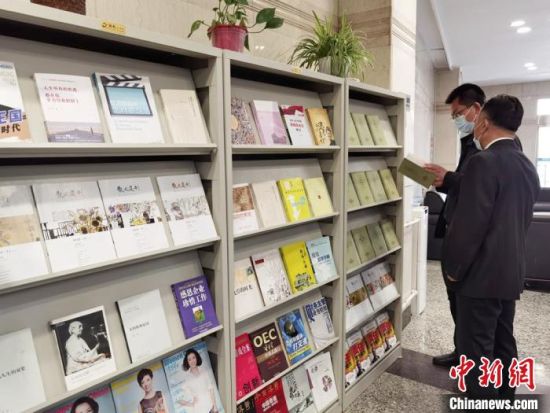 圖為國網(wǎng)甘肅電力黨校的職工書架。　徐雪 攝