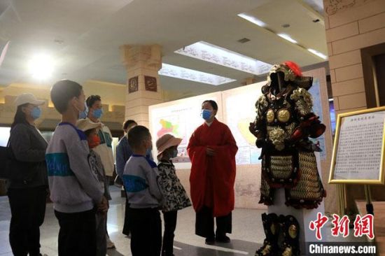 該“唐朝明光鎧”吸引游人圍觀，盡顯中國古代工匠獨(dú)特設(shè)計(jì)和傳統(tǒng)甲胄文化的魅力?！垥粤?攝