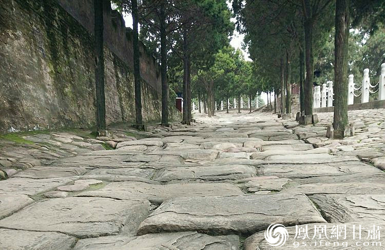 司馬遷祠的山崗下面有一段司馬古道，石條為北宋時鋪設(shè)，歷經(jīng)800余年的雨水沖刷、風(fēng)化、人走車碾，石條上的車轍印是這里曾經(jīng)繁華的歷史見證，又好像昭示太史公一生的坎坷與悲壯。楊文遠 攝