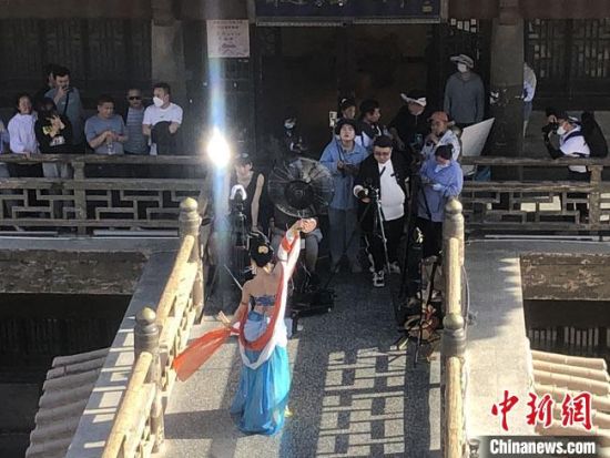 圖為5月以來，“奧大?！敝辈ガF(xiàn)場(chǎng)引游客圍觀?！《鼗褪形麄鞑抗﹫D