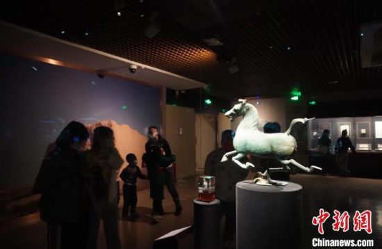 甘肅省博物館展出的“銅奔馬”吸引觀眾拍照留影。