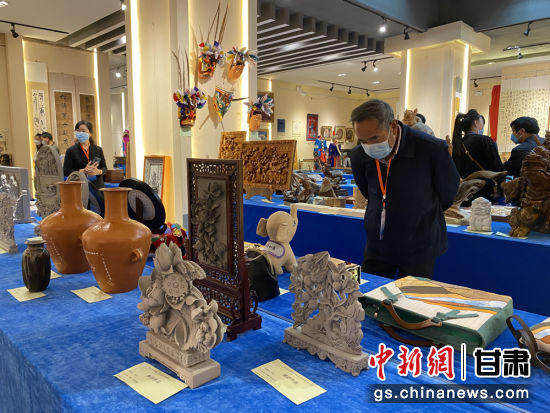 來自全省的近800件作品進入專家評審環(huán)節(jié)，作品涵蓋雕塑雕刻、漆器、工藝花畫等多個類別。徐雪 攝