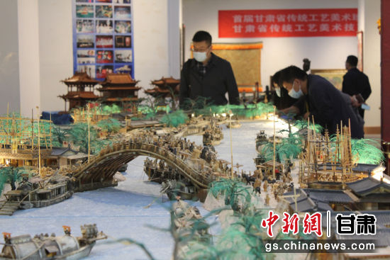 圖為參評作品牦牛角立體微雕“清明上河圖”。徐雪 攝