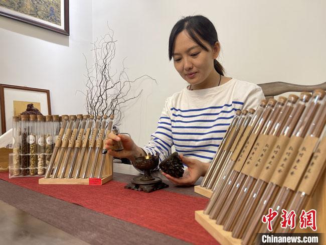 圖為魯雯展示燃香禮儀?！「攥?攝