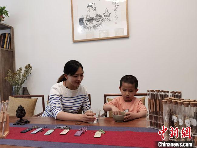圖為魯雯為小學(xué)員授課和培訓(xùn)?！●T志軍 攝