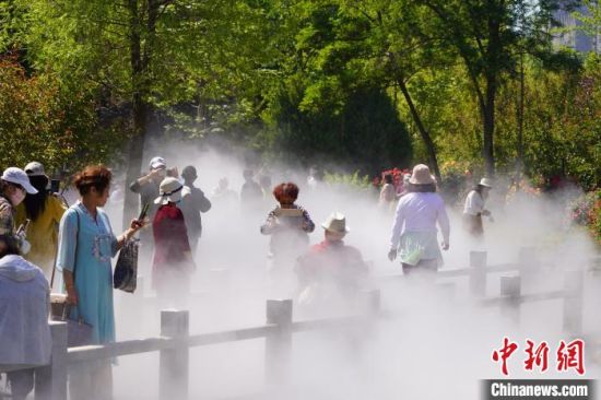 蘭州市寓言故事園化身“瑤池”仙境美景，吸引不少市民前來觀賞、拍照?！【琶赖┰?攝