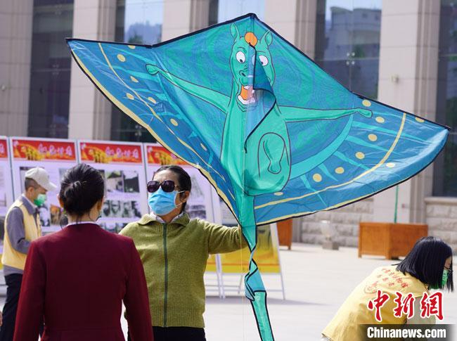 5月18日，甘肅省博物館為觀眾免費(fèi)發(fā)放文創(chuàng)產(chǎn)品“綠馬飛俠”風(fēng)箏?！?九美旦增 攝