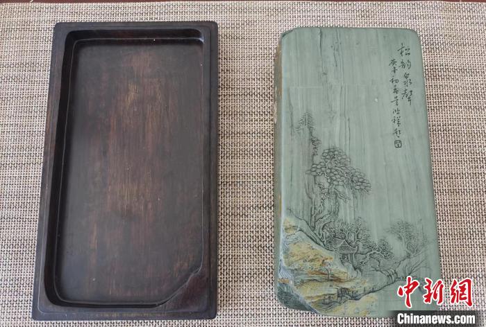 圖為甘肅甘南州洮硯藝人為提升洮硯文化內(nèi)涵，制作“一盒一拓”成品展示。(資料圖) 張婧 攝