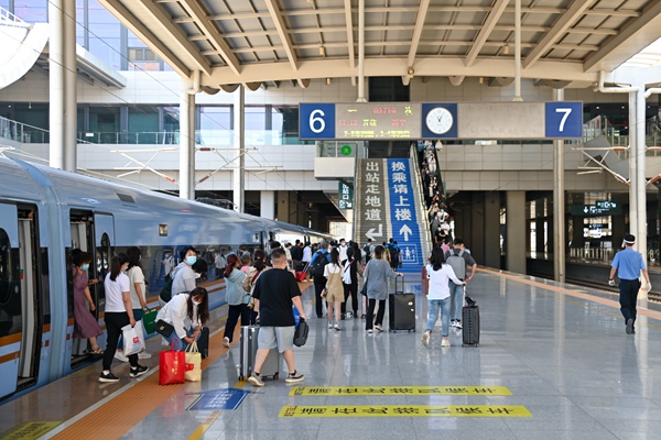 暑運(yùn)大幕開啟。蘭州鐵路局供圖