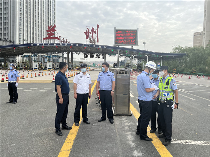 7月13日，蘭州市紀(jì)委監(jiān)委第四監(jiān)督檢查室聯(lián)合市紀(jì)委監(jiān)委派駐市公安局紀(jì)檢監(jiān)察組檢查環(huán)蘭檢查站疫情防控措施落實情況。.jpg