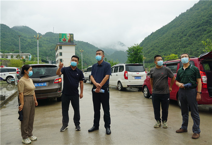 7月13日，隴南市徽縣紀(jì)檢監(jiān)察干部到嘉陵火車站督查疫情防控工作。張麗娟 攝.JPG