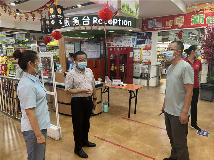 7月15日，酒泉市玉門市疫情防控督查組在隴商聯(lián)華超市監(jiān)督檢查疫情防控措施落實情況。 .jpg